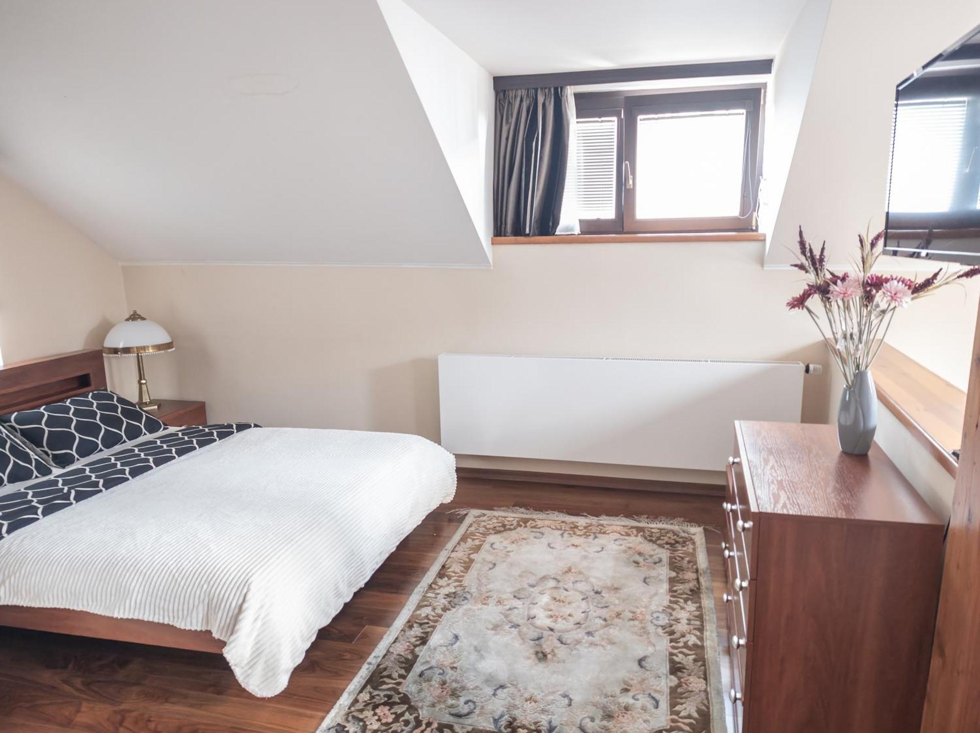 Villa With Hot-Tub, Terrace And Garden, Wenceslass Square פראג מראה חיצוני תמונה